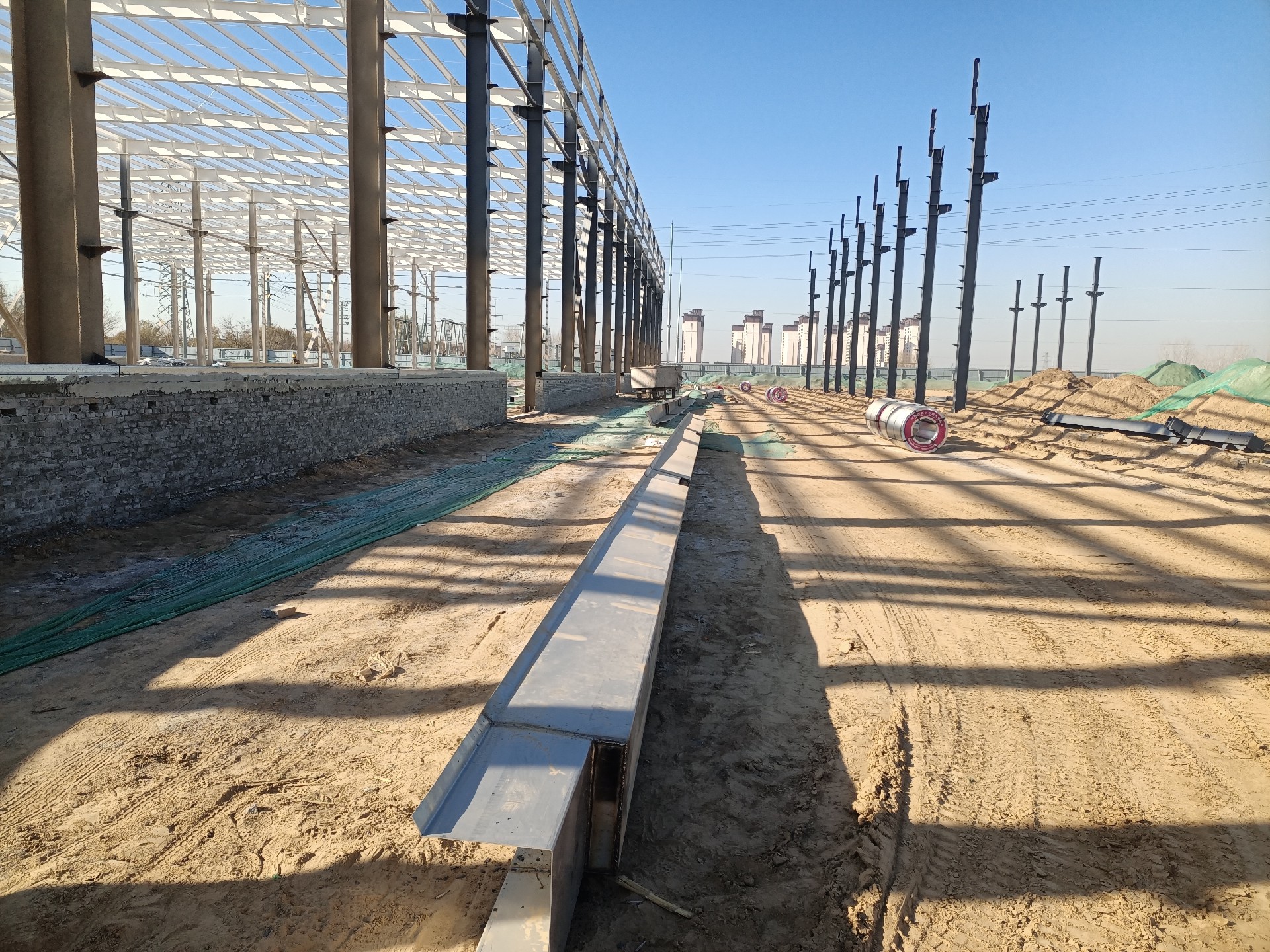 鋼結構不銹鋼天溝，衡水鋼結構廠家，衡水鋼結構廠，衡水鋼結構廠房，衡水廠房車間加工，金鼎鋼構，衡水鋼結構加工廠，金鼎鋼結構，激光切割加工鋼結構，機械手焊接鋼結構