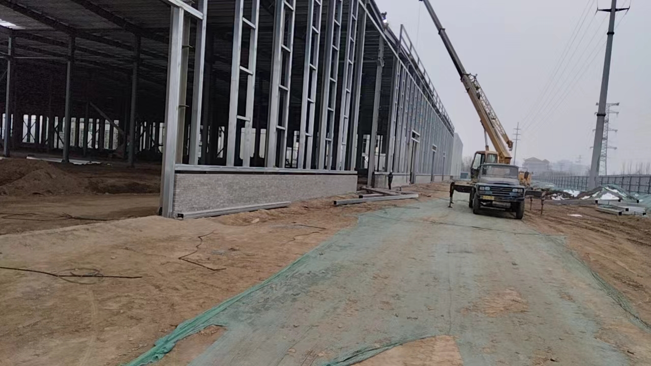 衡水鋼結構廠家 鋼結構加工安裝  廠房窗口吊裝完成 裝女兒墻檁條